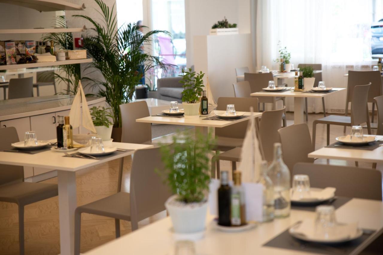 Hotel San Gottardo Riccione Eksteriør billede