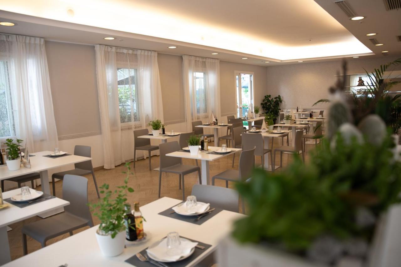 Hotel San Gottardo Riccione Eksteriør billede